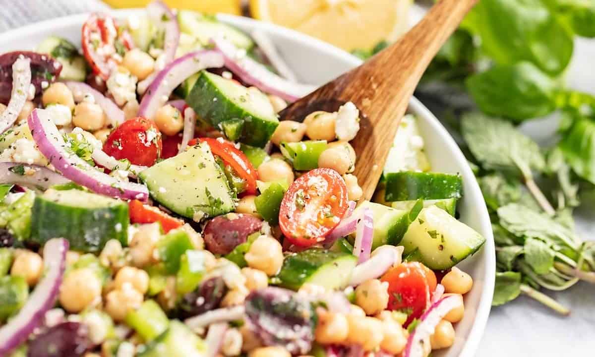 Mediterranean Chickpea Salad: A Fresh and Flavorful Recipe